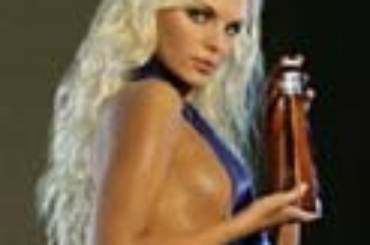 Bella Ragazza Estone con la birra Viru