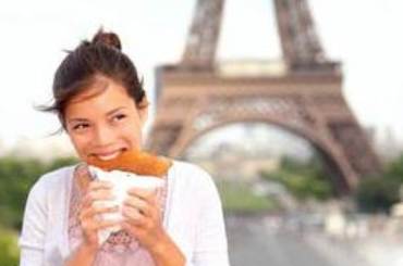 Parigi Ragaza Mangia Panino Sotto la Tour Eifel