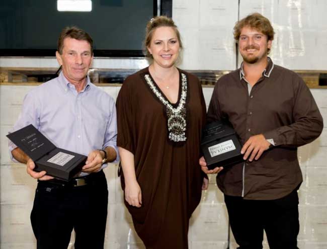 Rosanna-Carpene-con-i-viticoltori-Merotto-e-Tormena-durante-la-premiazione