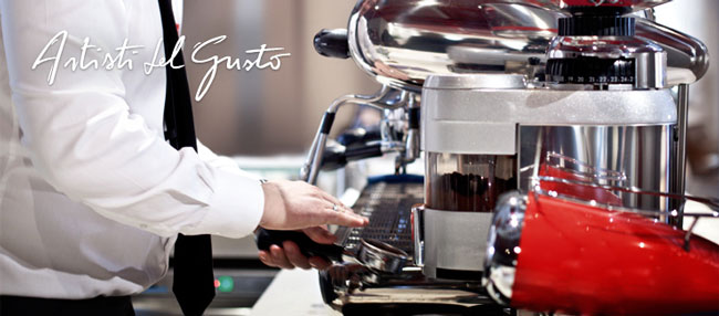 artisti-del-gusto-barista-con-macchina