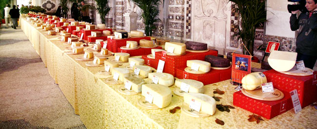 caseus-veneti-Tavolata-Assieme-Tutti-Fomaggi