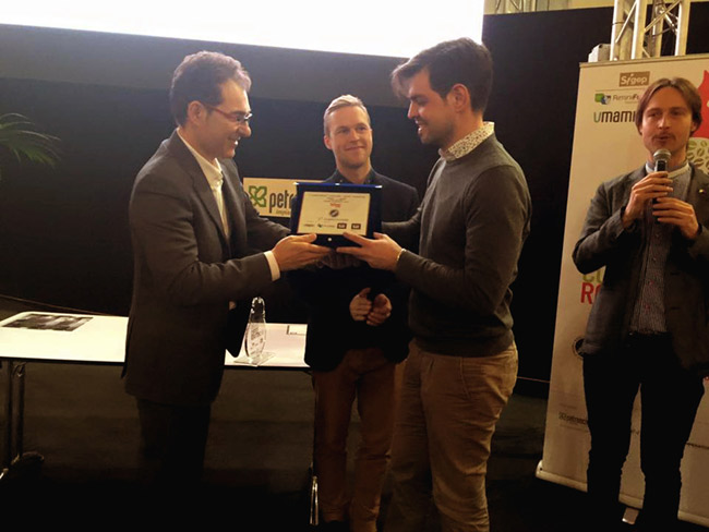 Roberto-Pedini-consegna-il-premio-a-Rubens-Gardelli