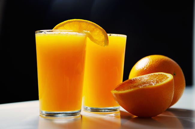 succo-arancia-bicchieri