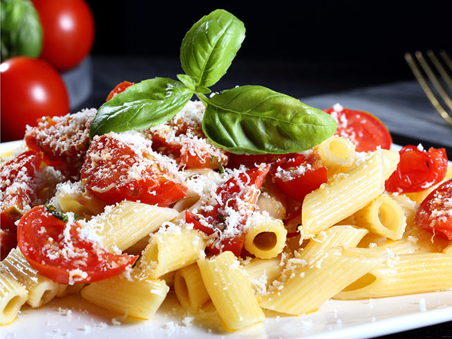 grana-padano-con-penne_al_pomodoro_e_grana