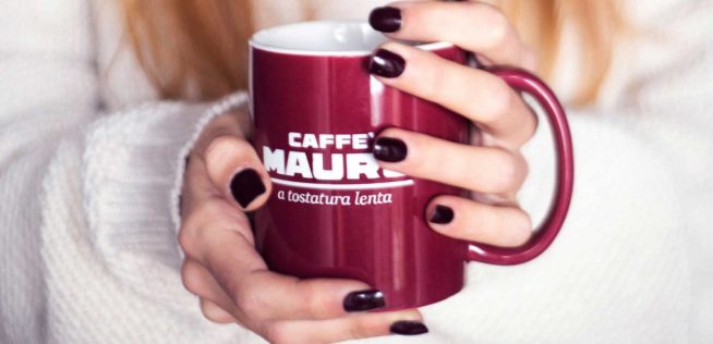 Caffè Mauro mug in mano