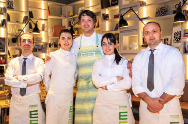 Francesco Passalacqua patron di Esco Bistrò Mediterraneo con il suo staff