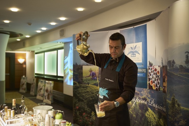 il bartender Charles Flamminio mentre prepara un cocktail con il tè