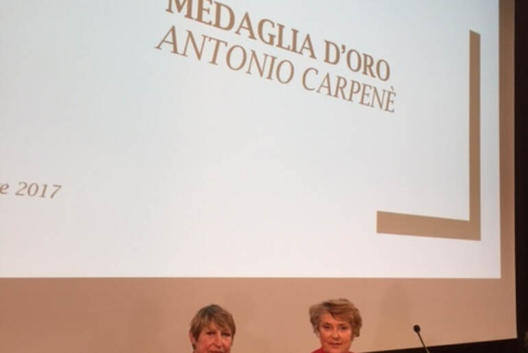 A sinistra la Presidente dell'Unione Ex Allievi Severina Cancellier a destra la Preside del Carletti Damiana Cernilli