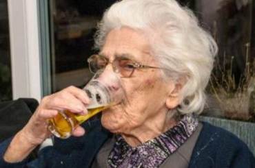 Madame Robertine Houbrechts, a 97 anni beve 15 pinte al giorno