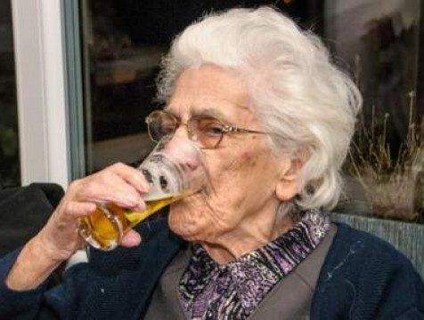 Madame Robertine Houbrechts, a 97 anni beve 15 pinte al giorno