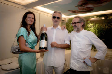 Veronica e Andrea Bocelli con Massimo Bottura mostrano il Rosé Grand Reserve di Comte de Montaigne_Photo Credits Lorenzo Montanelli