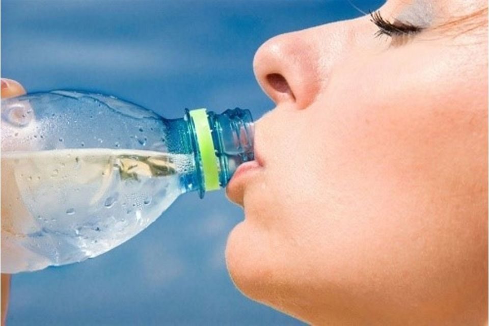 https://www.beverfood.com/wp-content/uploads/2021/08/acqua-minerale-consumatrice-che-beve-acque-non-sono-uguali-differenze-tra.jpg