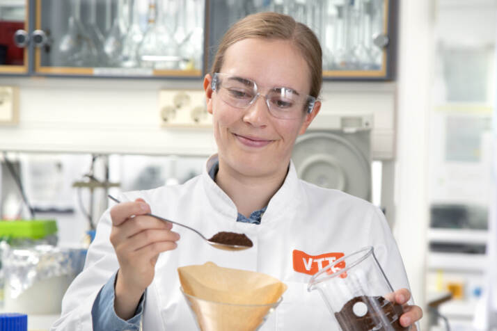 Elviira Kärkkäinen prepara il caffè al VTT laboratory