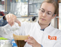 Elviira Kärkkäinen prepara il caffè al VTT laboratory
