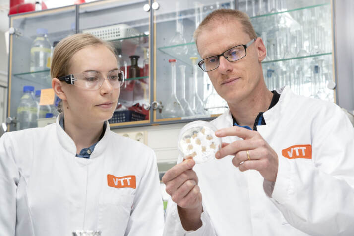 La ricercatrice Elviira Kärkkäinen e il capo del team di ricerca Heiko Rischer al laboratorio VTT