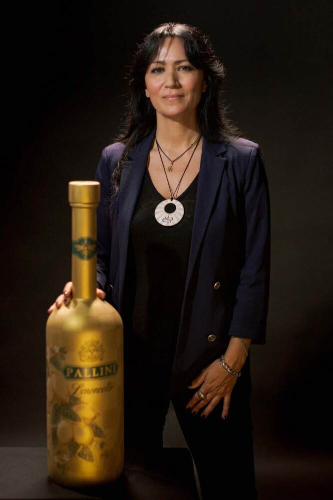 Artista giapponese Yuriko Damiani con la bottiglia "Golden Nectar" di Limoncello Pallini
