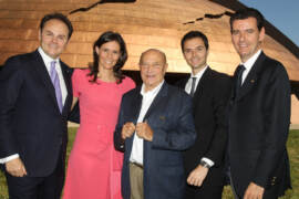 Matteo, Camilla, Alessandro e Marcello Lunelli con Arnaldo Pomodoro