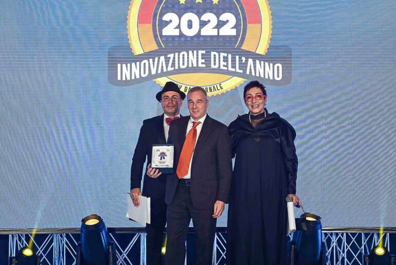 Andreas Fellin, presidente di Fonte Plose, al centro nella foto, mentre ritira il premio - Credito fotografico: Antonella Bozzini