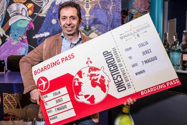 Andrea Onesti patron di OnestiGroup con il Boarding Pass premio per la finale globale di a Jerez del 7 Maggio di Tio Pepe Challenge