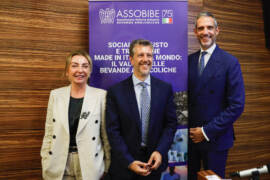 Da sinistra, Alessandra Ghisleri, Direttrice Euromedia Research, David Dabiankov, Direttore Generale ASSOBIBE, GIangiacomo Pierini, Presidente ASSOBIBE_3