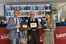Il vincitore Roberto Cavallaro premiato da Stefano Talice di Mercanti di Spirits e con Elisa Maschelpa di Beveland Distillers