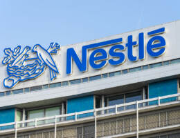 Nestlé bilancio 2023: cala il fatturato a 93 Mrd di CHF ma crescono gli utili a 11,2 Mrd CHF