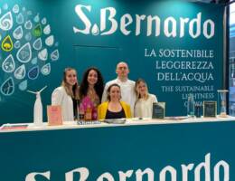 S.Bernardo: acqua minerale ufficiale del Salone del Mobile.Milano con lattine dedicate