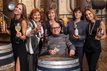 Benito Nonino, con la moglie Giannola, le tre figlie Antonella, Cristina ed Elisabetta e la nipote Francesca