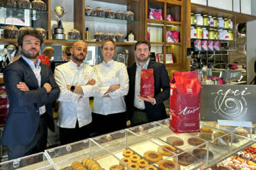 da sinistra Ruggero Auteri Direttore Commerciale Horeca Italia di Essse Caffè, Felice Venanzi ambasciatore APEI, Marta Boccanera Vicepresidente APEI, Gianluca Frassoldati Marketing Manager Essse Caffè