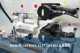 L’immagine mostra in primo piano il braccio applicatore della Manigliatrice Elettronica XHE di Decimo Srl. Il sistema, completamente elettronico e azionato da motori brushless, garantisce un'applicazione sincronizzata e precisa delle maniglie adesive su fardelli in movimento. Ideale per linee produttive ad alta velocità, assicura elevata ripetibilità, regolazioni automatiche e assenza di usura meccanica.