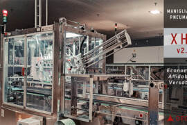 La nuova manigliatrice pneumatica XHP v2.0 di Decimo Srl installata in una moderna linea di confezionamento. Soluzione ideale per linee produttive da 40 a 60 pacchi/min, garantisce economicità, affidabilità e versatilità. Dotata di tecnologia Siemens S7-1200 G2 e HMI Unified, è predisposta per Industria 4.0.