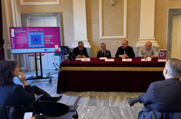 Conferenza stampa del Barbera d’Asti Wine Festival 2025 nella Sala Gianni Basso del Teatro Alfieri di Asti con Massimo Corrado, Vitaliano Maccario, Maurizio Rasero e Livio Negro.