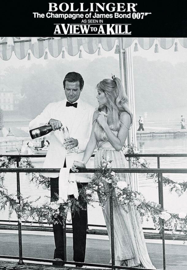 Roger Moore versa Champagne Bollinger nel film 007 A View to a Kill con Tanya Roberts
