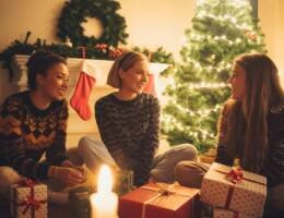 Natale 2025: lo studio Sanpellegrino racconta nuovi rituali, Friendsmas e legami scelti