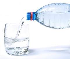 acqua minerale bicchiere